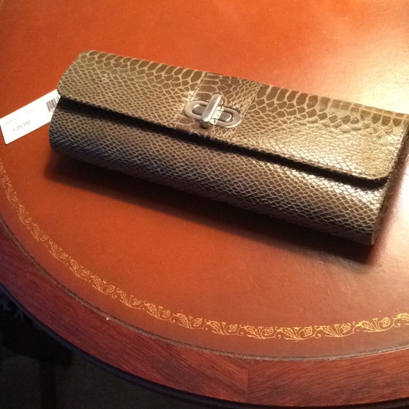 La Regale Handbags - 🎈3/$25 La Regale Olive Green Purse